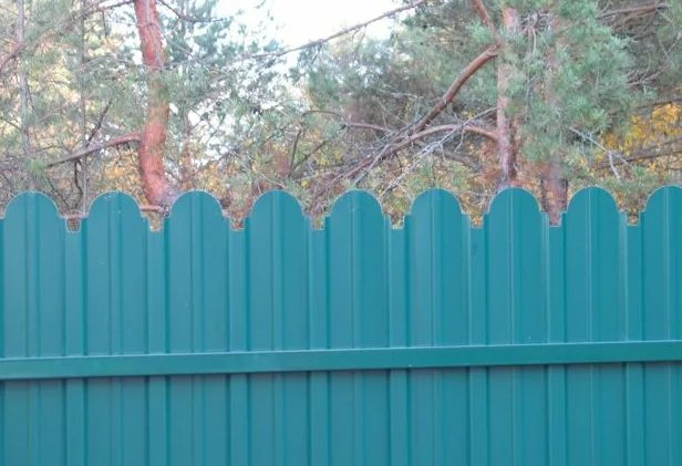 Фигурный рез, крепление и покрытие профнастила С10A для забора